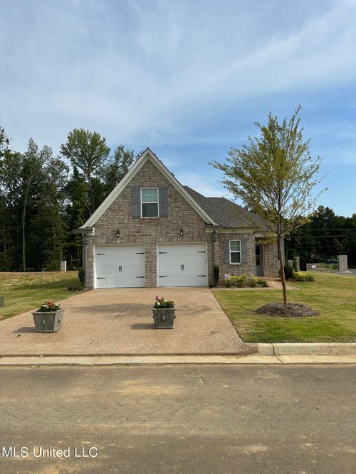 375 Country Garden Dr, Southaven, MS, 38671-1052 | Card Image