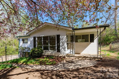 135 Sardis Dr, Asheville, NC, 28806-8528 | Card Image