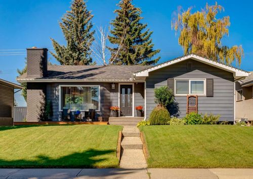 425 Woodland Cres Se, Calgary, AB, T2J1J7 | Card Image
