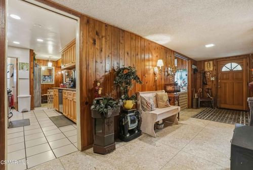 558 E Hemlock St, Oxnard, CA, 93033-3712 | Card Image