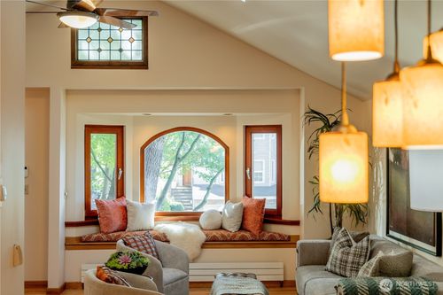 1614 32nd Ave, Seattle, WA, 98122-3318 | Card Image