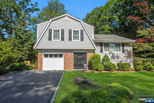 42 Lohs Pl, Harrington Park, NJ, 07640-1042 | Card Image