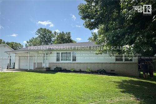 1 W Montgomery St, Fayetteville, AR, 72701-7927 | Card Image