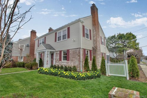 2 Bayview Ct, Manhasset, NY, 11030-2203 | Card Image