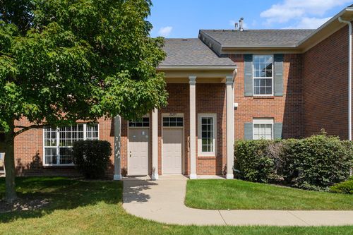 22209 Chesapeake Cir, Walled Lake, MI, 48390-5916 | Card Image