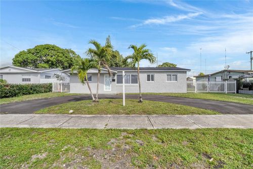 911 Nw 200th Ter, Miami Gardens, FL, 33169-2816 | Card Image