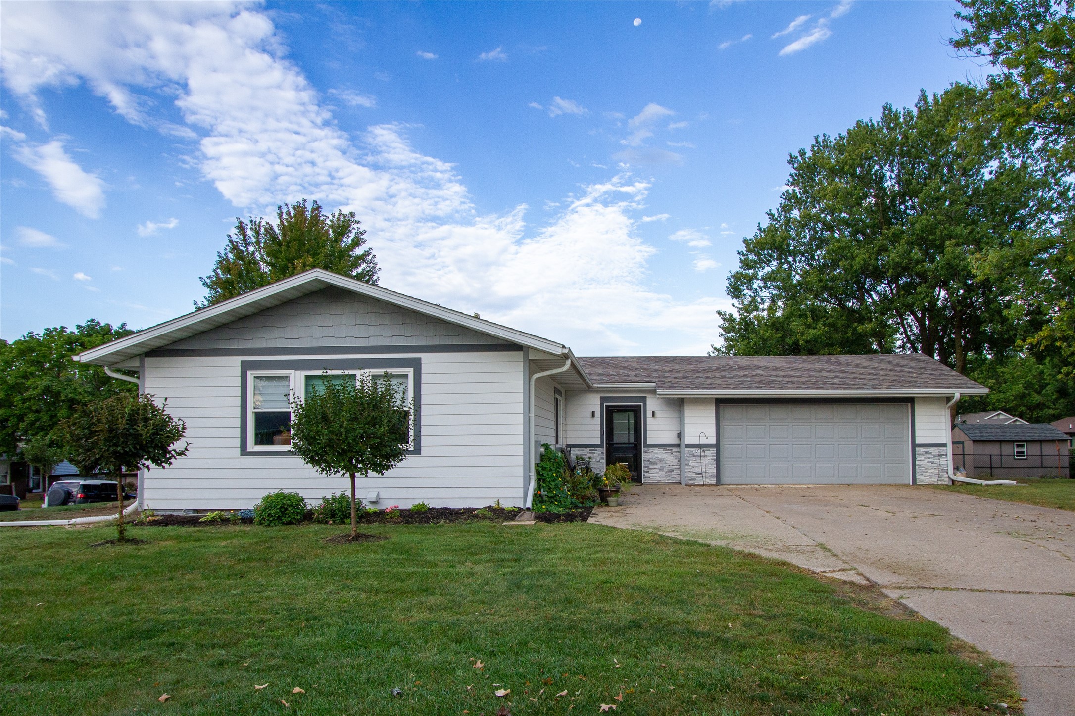 Pine Dr, Pella, IA 50219