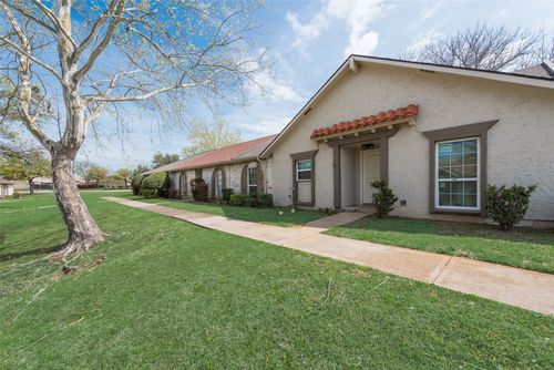 42-20 W Mountain Ln, Grand Prairie, TX, 75052-6208 | Card Image