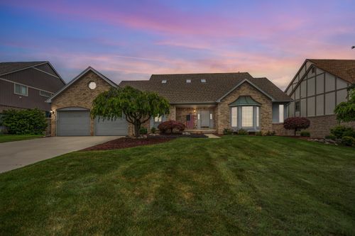37120 Turnburry Dr, Livonia, MI, 48152-4021 | Card Image