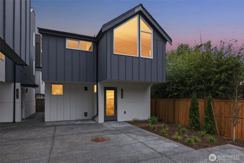 1409 29th Ave, Seattle, WA, 98122-3201 | Card Image