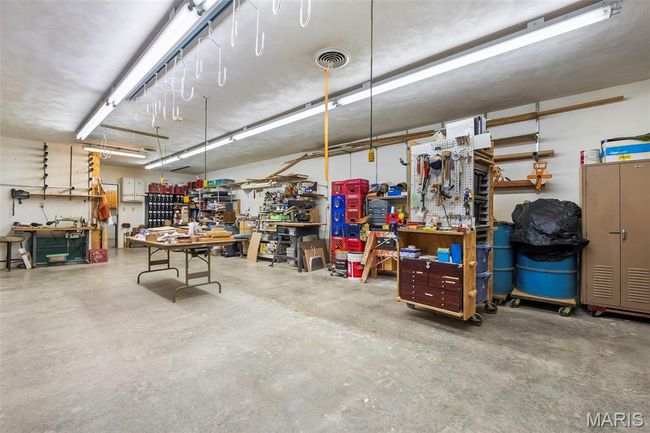 Garage with a workshop area | Image 55