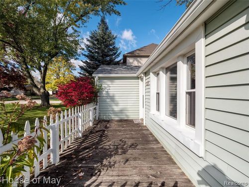 1674 Kirkton Dr, Troy, MI, 48083-1723 | Card Image