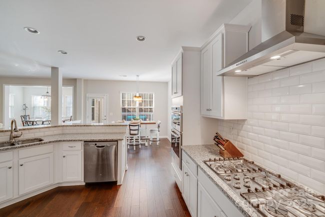 Love the tile backsplash that adorns this kitchen! | Image 20