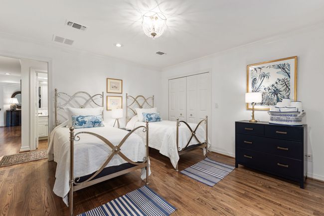 2nd guest room with hardwood floors | Image 25