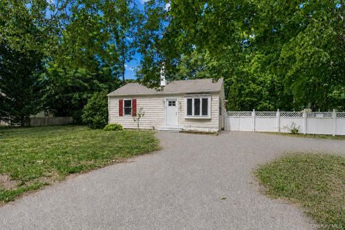 685 Horseblock Road, Brookhaven, NY, 11719 | Card Image