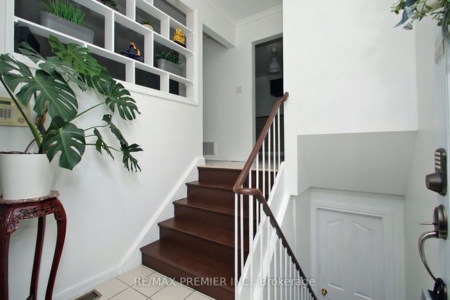 36 Newlin Cres, House attached with 5 bedrooms, 3 bathrooms and 4 parking in North York ON | Image 4