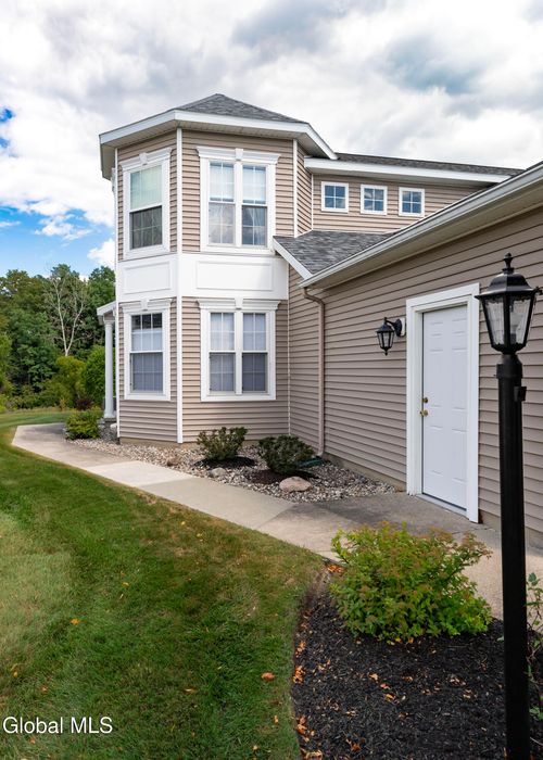 40 Patroon Pointe Dr, Rensselaer, NY, 12144-8438 | Card Image