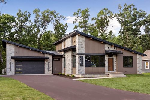 9 Backstretch Ct, La Crescent, MN, 55947-2812 | Card Image