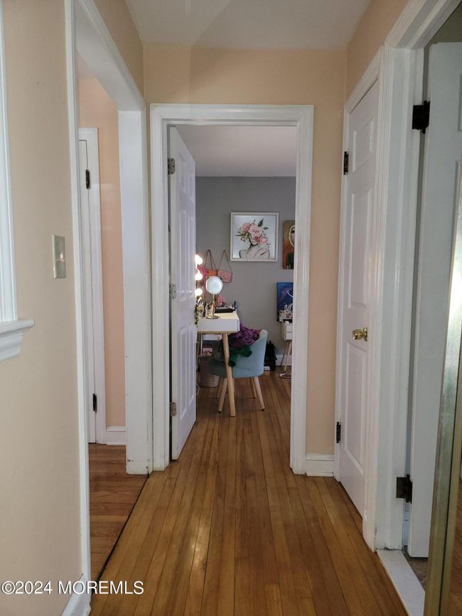 HARDWOOD FLOORS/HALLWAY | Image 20