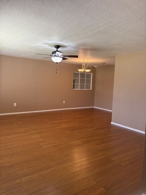 1303 N Country Club Cir, Carlsbad, NM, 88220-4113 | Card Image