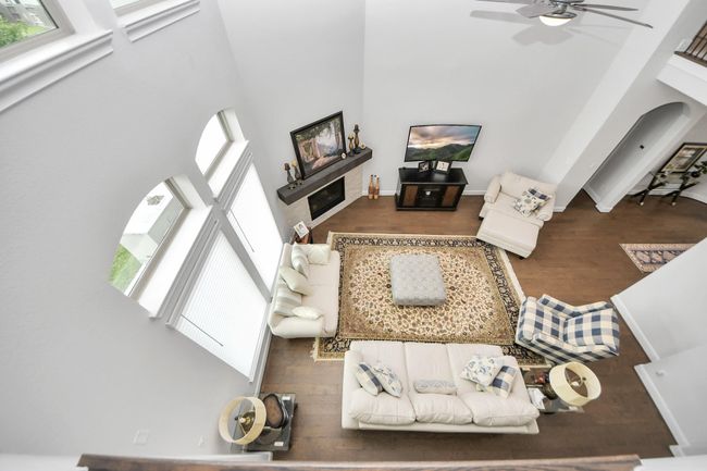 Spacious open family room for your gatherings | Image 18