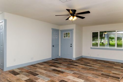apt-b-811 Matchett St, Brenham, TX, 77833-2578 | Card Image