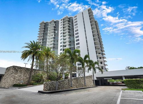 607-3375 N Country Club Dr, Miami, FL, 33180-1652 | Card Image