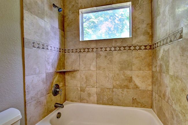 Shared Bathroom Shower/Tub/Toilet | Image 21