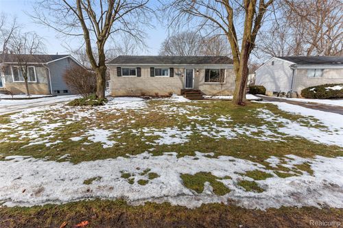 23225 Springbrook Dr, Farmington Hills, MI, 48336-3374 | Card Image