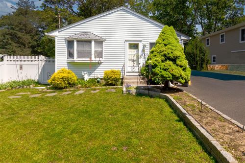 85 Ferndale Ave, Selden, NY, 11784-2913 | Card Image