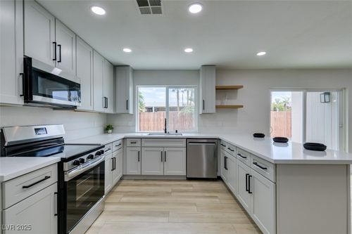 3822 Don Carlos Dr, Las Vegas, NV, 89121-4517 | Card Image