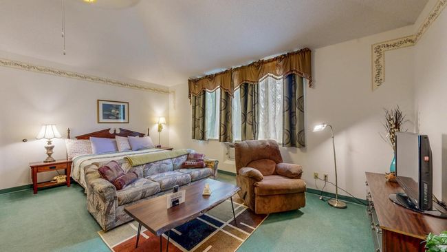 King Suite with Kitchenette | Image 31