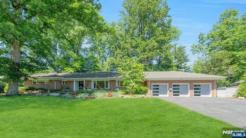 130 Pearl Brook Dr, Clifton, NJ, 07013-4007 | Card Image