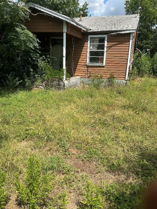 560 S Navarro St, Giddings, TX, 78942-3906 | Card Image