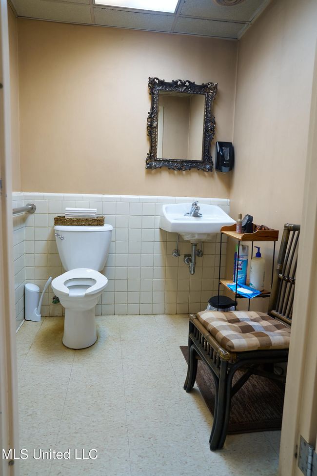 Bathroom 1 | Image 11