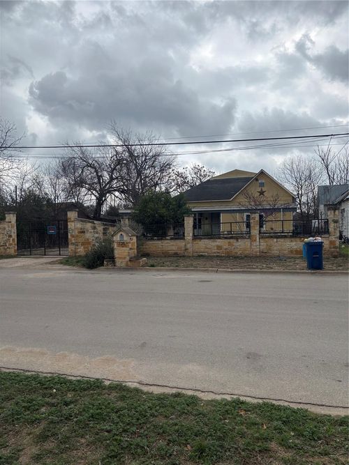 725 Swigert St, Kerrville, TX, 78028-3142 | Card Image