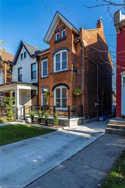 220 Hughson St N, Townhouse with 4 bedrooms, 2 bathrooms and 3 parking in Hamilton ON | Image 2