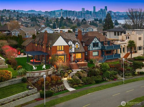 2256 W Viewmont Way W, Seattle, WA, 98199-3957 | Card Image