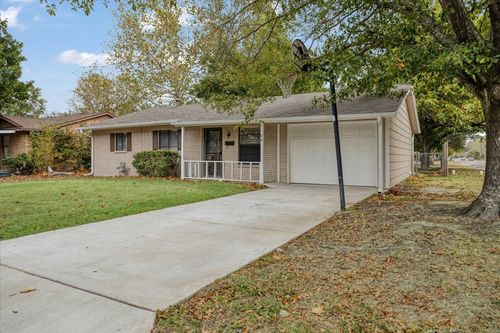 100 E Cunningham St, Bonham, TX, 75418-2425 | Card Image