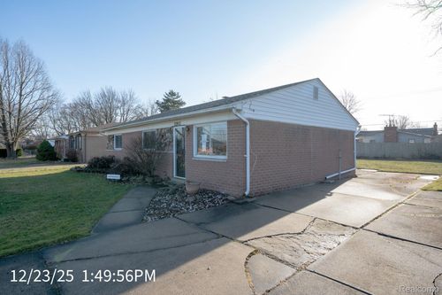 22942 Edgewater St, Saint Clair Shores, MI, 48082-2035 | Card Image