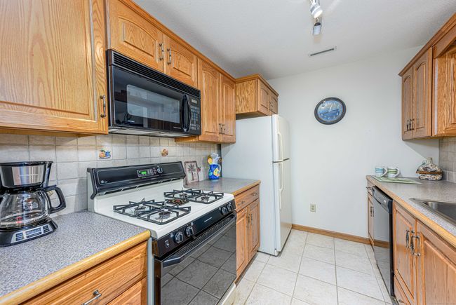 46 - 46 Foxbridge Village Rd, Condo with 2 bedrooms, 1 bathrooms and 2 parking in Branford CT | Image 11