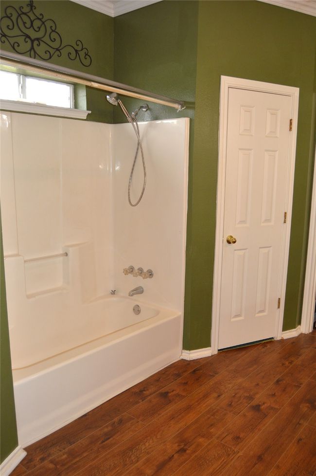 Mbath tub and closets | Image 24
