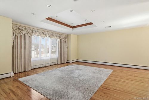 716 Park Ln, Valley Stream, NY, 11581-3649 | Card Image