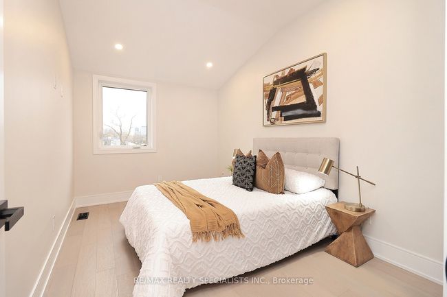1046 Roosevelt Rd, House attached with 5 bedrooms, 6 bathrooms and 2 parking in Mississauga ON | Image 45