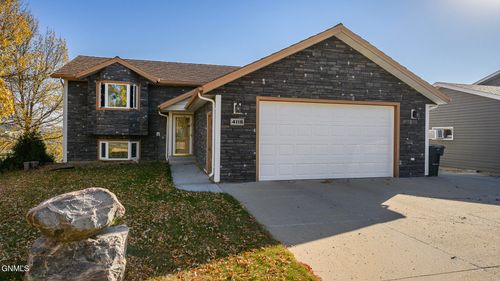 4118 34th Ave Nw, Mandan, ND, 58554-1211 | Card Image