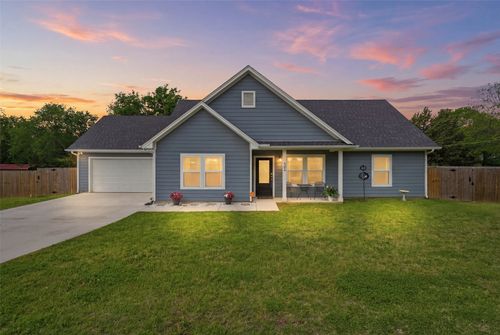 304 W Greenwood Ave, Bowie, TX, 76230-2909 | Card Image