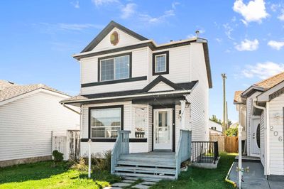 210 Saratoga Close Ne, House detached with 4 bedrooms, 2 bathrooms and 4 parking in Calgary AB | Image 2