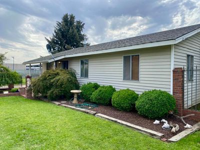 28 W Logan Ave, Home with 3 bedrooms, 2 bathrooms and null parking in Yakima WA | Image 1