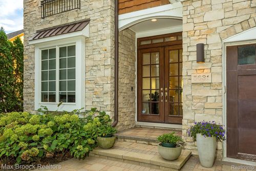 5681 Shore Dr, Orchard Lake, MI, 48324-2966 | Card Image
