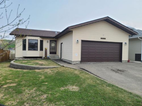 10401 83 Street, Home with 4 bedrooms, 2 bathrooms and 4 parking in Peace River AB | Card Image